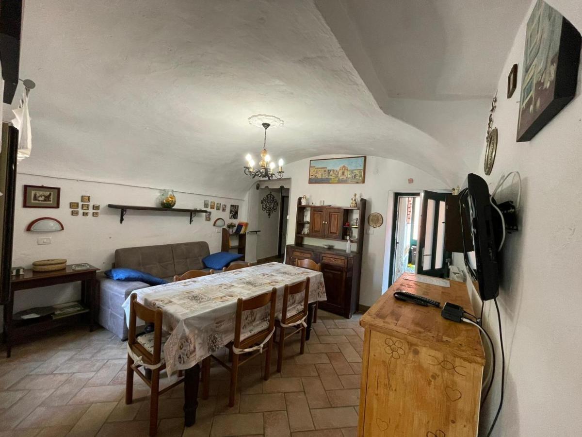 Casa Vacanza Pegrini Nel Centro Storico Di Gavi Exterior foto